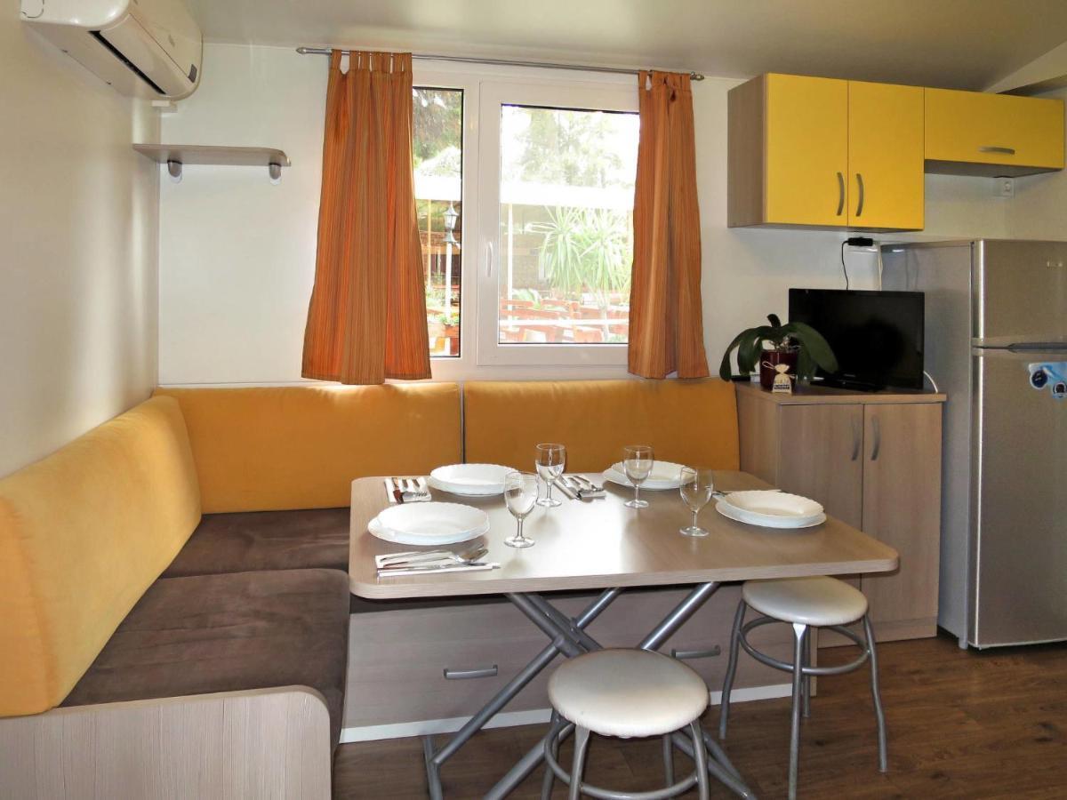 Holiday Home Camp Rozac - Tgr215 Τρογκίρ Εξωτερικό φωτογραφία